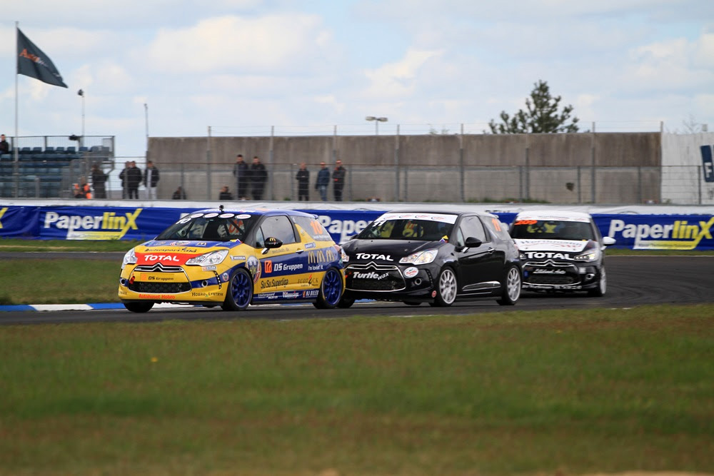 Denne weekend går det løs på FDM Jyllandsringen med det traditionsrige GP Danmark. Og i alt 16 DS3 Cup-kørere er klar på gridden, når femte afdeling af mærkeklassen køres lørdag og søndag.
(Foto: Ewert Foto)